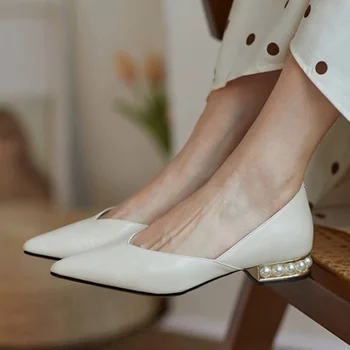 Повседневные сандалии с жемчугом на низком каблуке; Элегантные офисные женские туфли с острым носком; Удобные неглубокие летние женские туфли-лодочки 2023