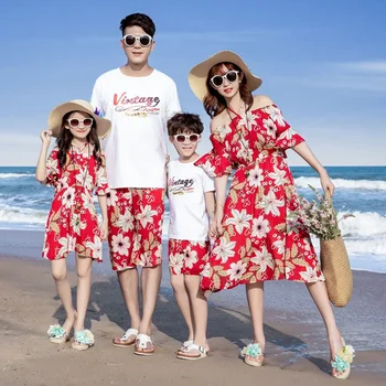 Одинаковые комплекты для семьи, летние пляжные Красные платья с цветочным рисунком для мамы и дочки, хлопковые рубашки и шорты для папы и сына, праздничный комплект для пары