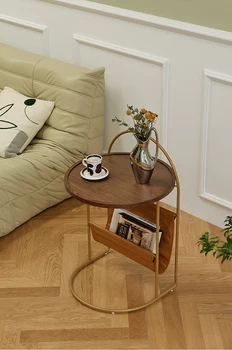 Гостиная в скандинавском ретро стиле, приставной столик к дивану, минималистичная прикроватная тумбочка, железный маленький круглый столик, угловой столик