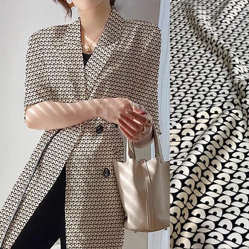 Эластичная шелковая атласная ткань с черно-белым геометрическим принтом - Идеально подходит для пошива платья Чонсам - 93% Шелк 7% Спандекс 19 мм D1379 1