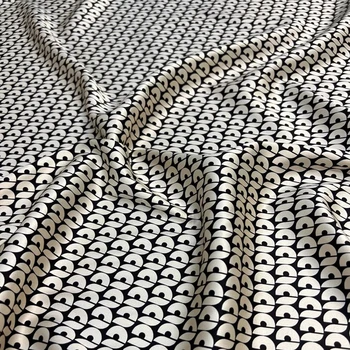 Эластичная шелковая атласная ткань с черно-белым геометрическим принтом - Идеально подходит для пошива платья Чонсам - 93% Шелк 7% Спандекс 19 мм D1379 3