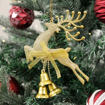 декоративная композиция из рождественской елки из красного, золотого и серебряного оленя с подвеской в виде колокольчика